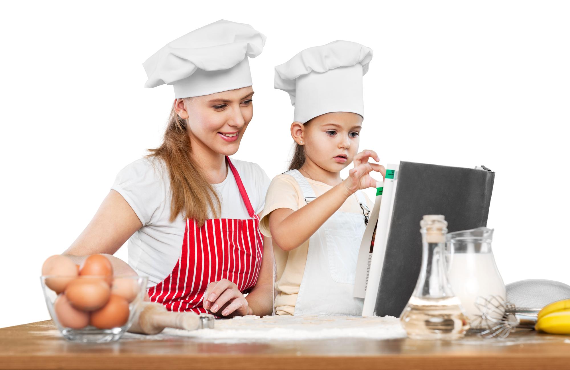 Chef e studente preparano sughi sul fornello